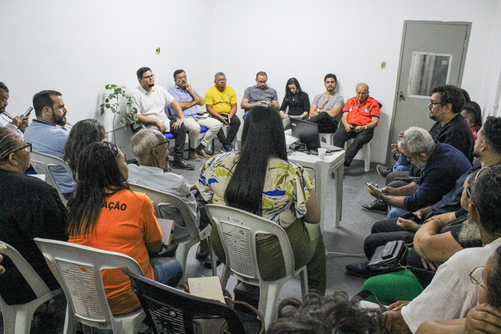 pessoas em uma sala de reuniãao